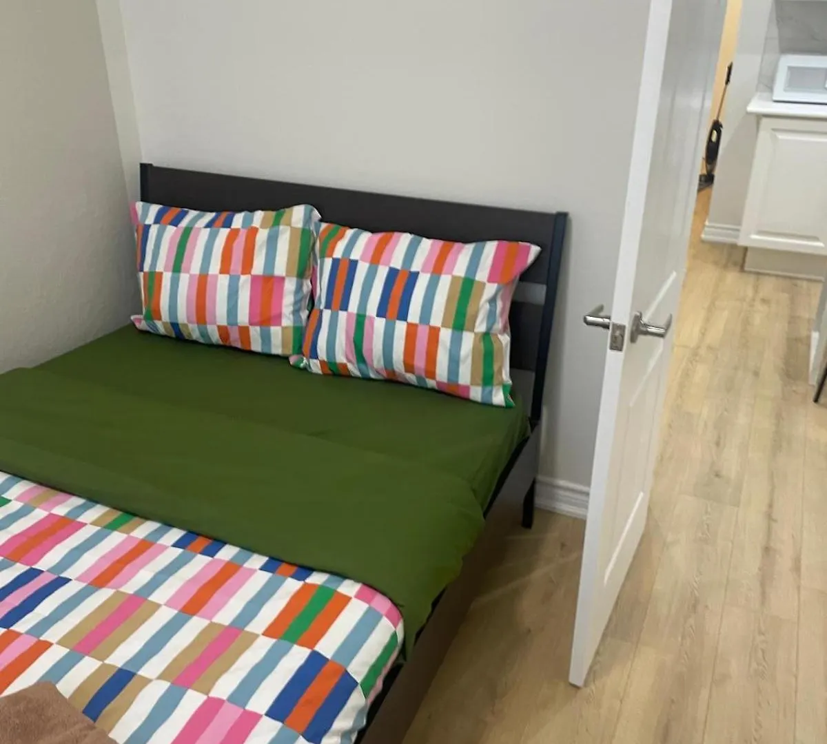 Central Toronto Economical Stay-Stress Free Checkin Homestay