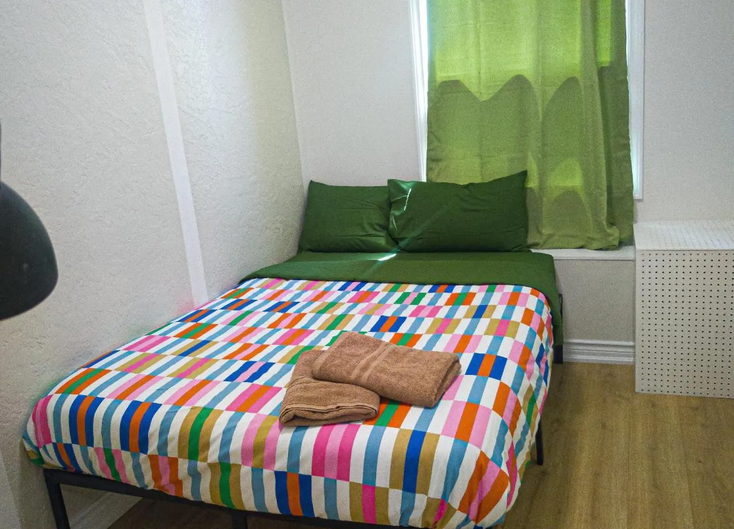 Homestay Central Toronto Economical Stay-Stress Free Checkin Canada